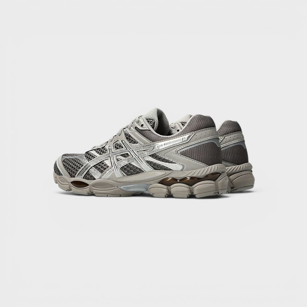 Asics Gel-Cumulus 16 set fra siden i brun og sølv farvekombination.