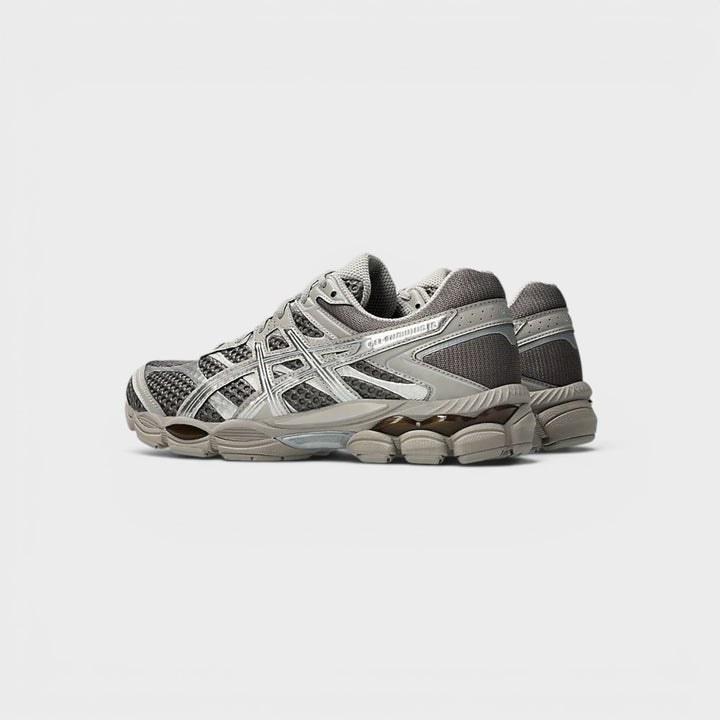 Asics Gel-Cumulus 16 set fra siden i brun og sølv farvekombination.