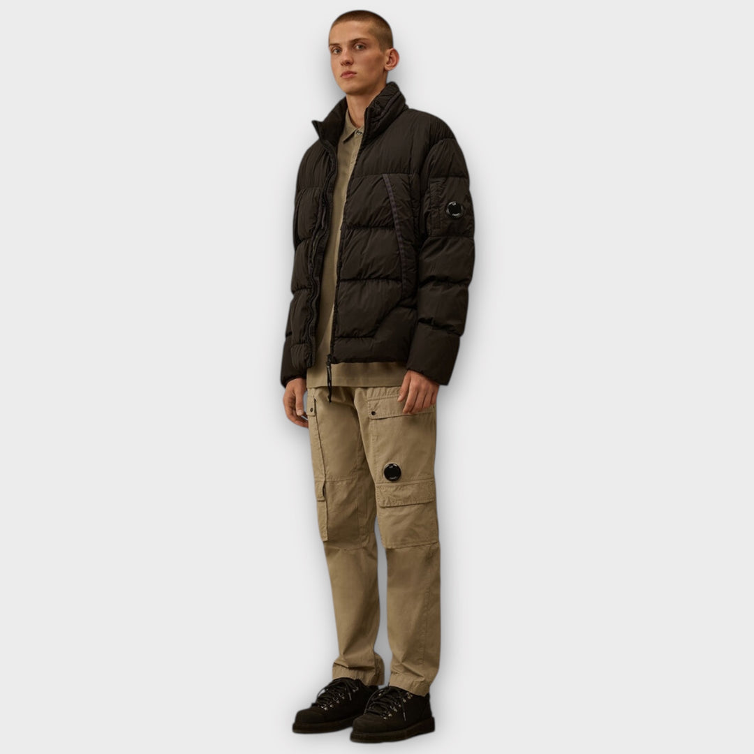 7. C.P. Company Nycra-R Hooded Down parka i sort med teknisk design.