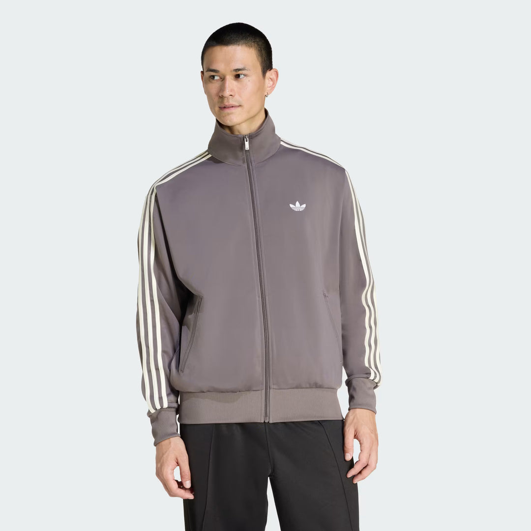 Adidas Tracktop i Charcoal og Cream White set bagfra med et rent og tidløst design.
