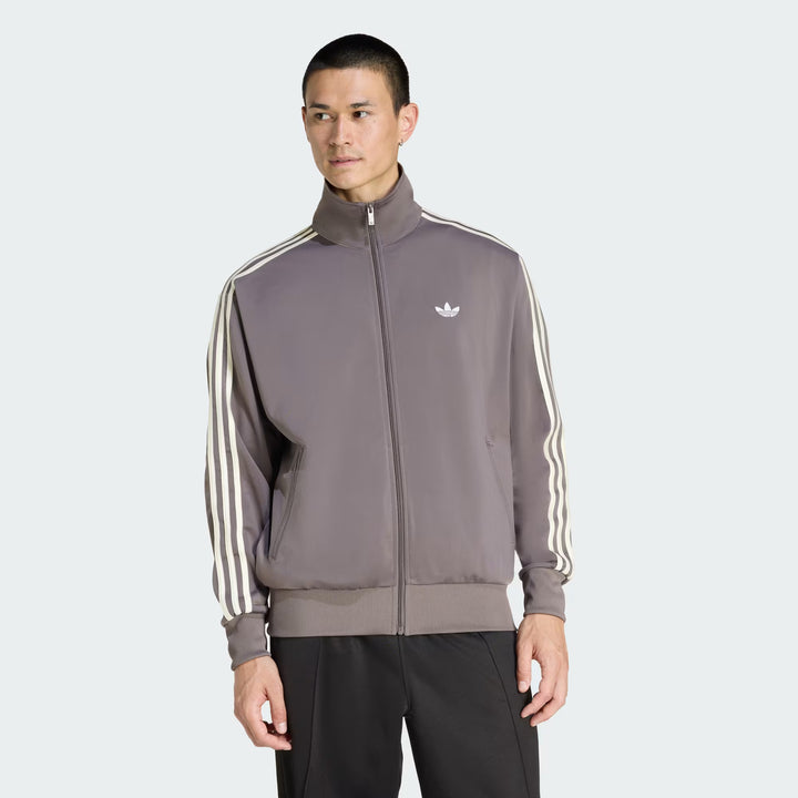 Adidas Tracktop i Charcoal og Cream White set bagfra med et rent og tidløst design.