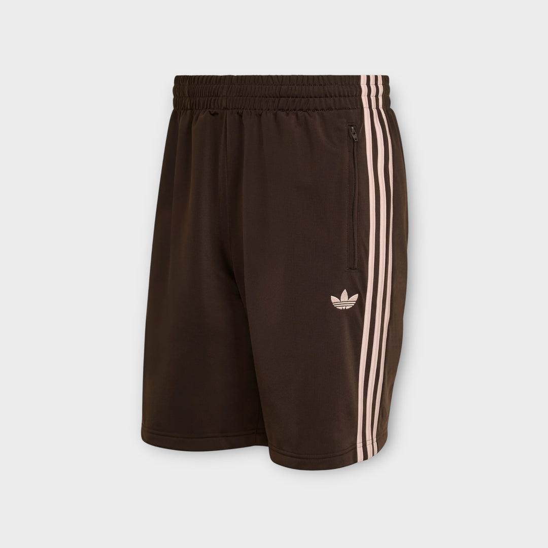 adidas firebird shorts i auco farve med afslappet pasform set forfra