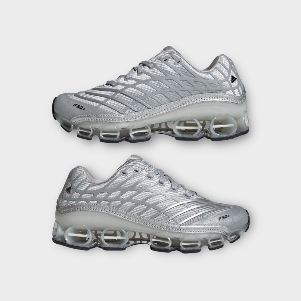 silver grey adidas sneakers med mesh overdel og megaride sål