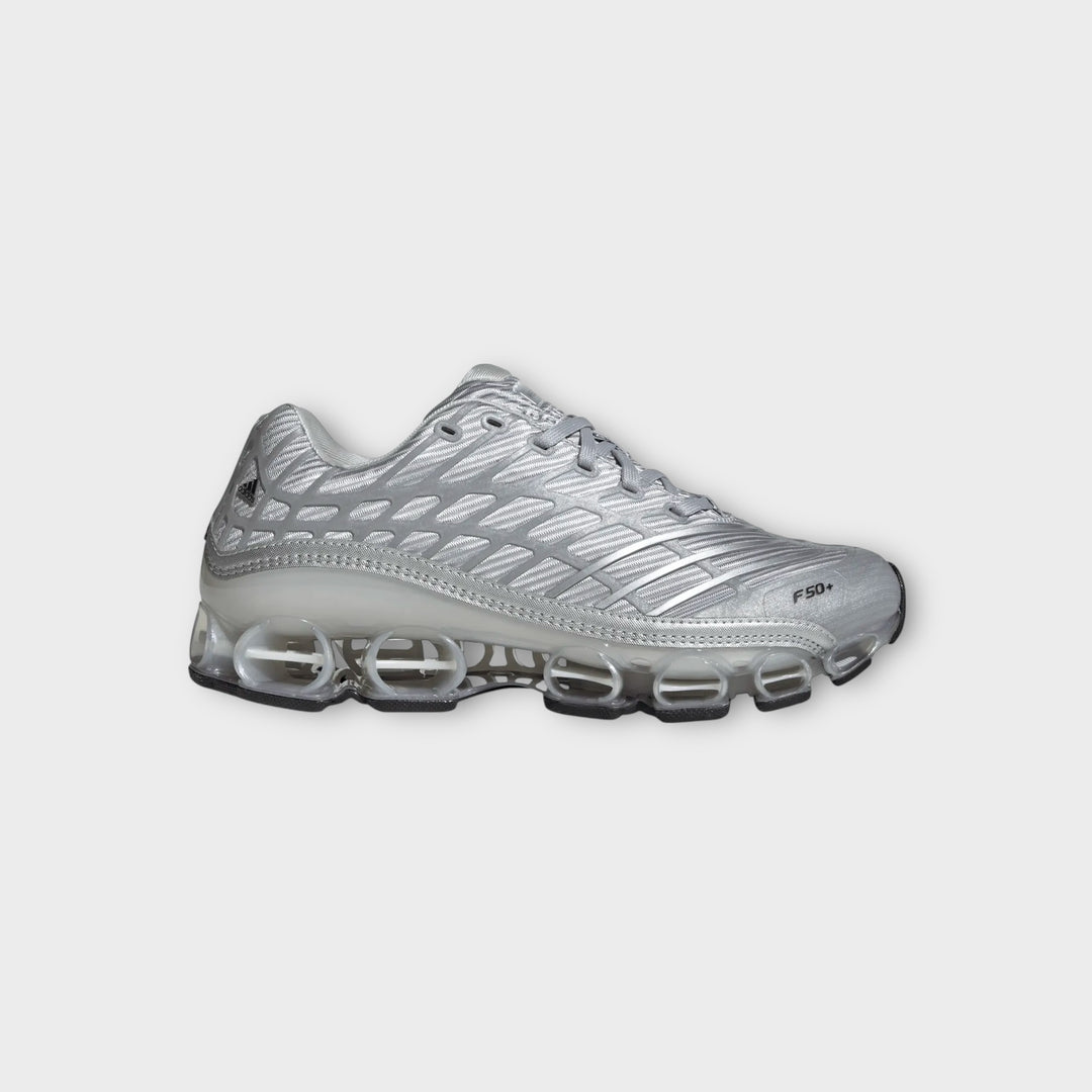 adidas megaride f50 sneakers i silver grey med futuristisk design set forfra