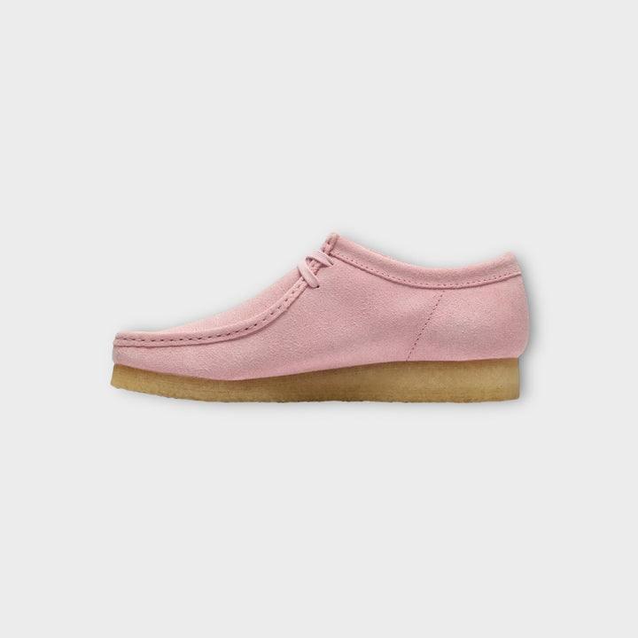 Sidesyn af Clarks Wallabee i Light Pink Suede.