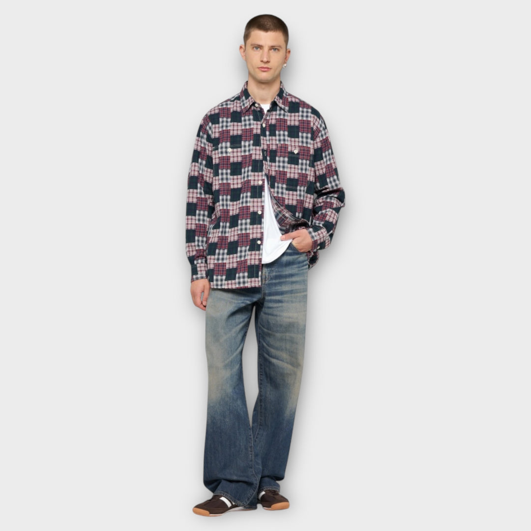 Nærbillede af bomuldsmaterialet på Edwin Work Shirt i grøn og rød.