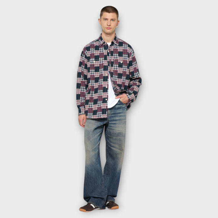 Nærbillede af bomuldsmaterialet på Edwin Work Shirt i grøn og rød.