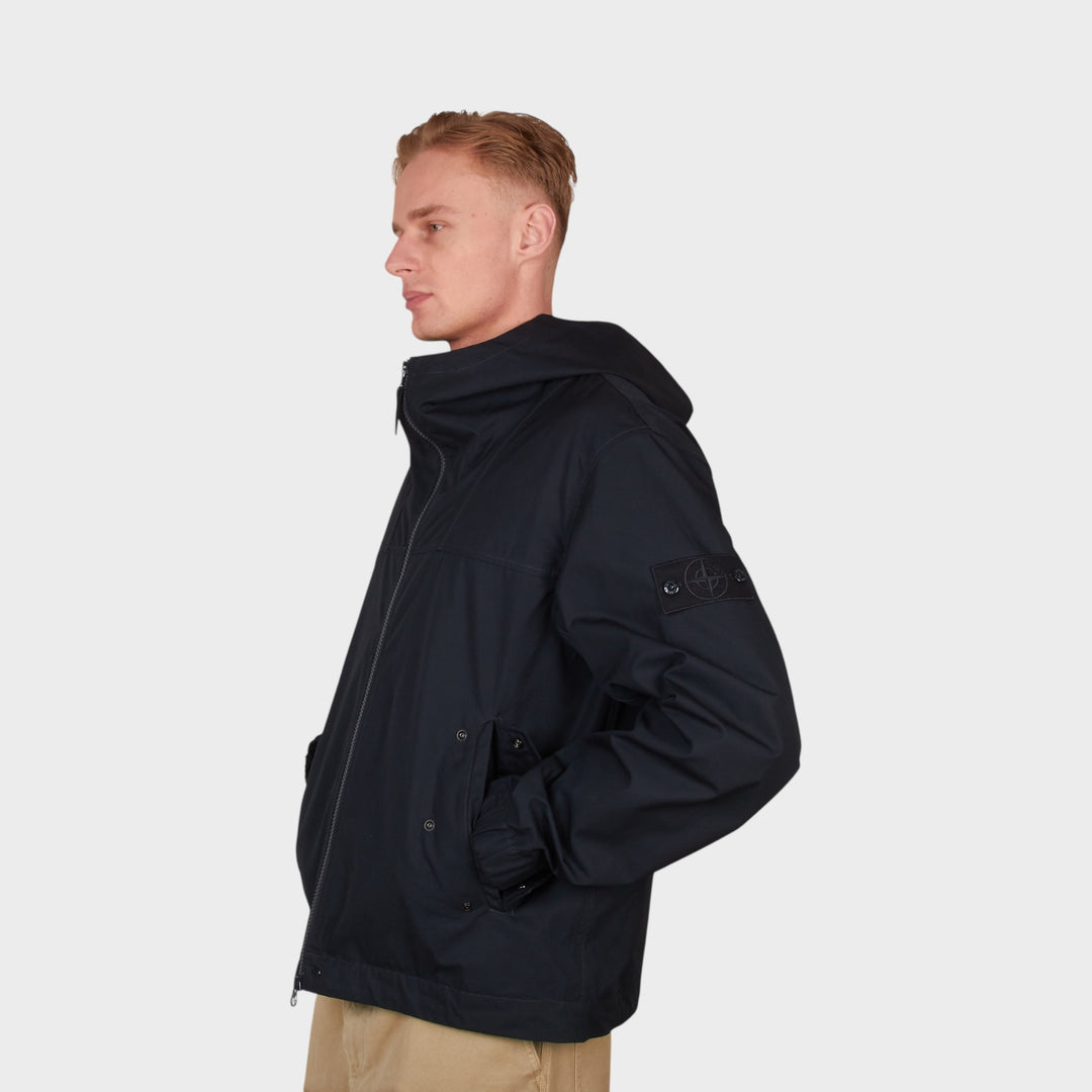 Nærbillede af det vindafvisende materiale på Stone Island Ghost Jacket i Navy.
