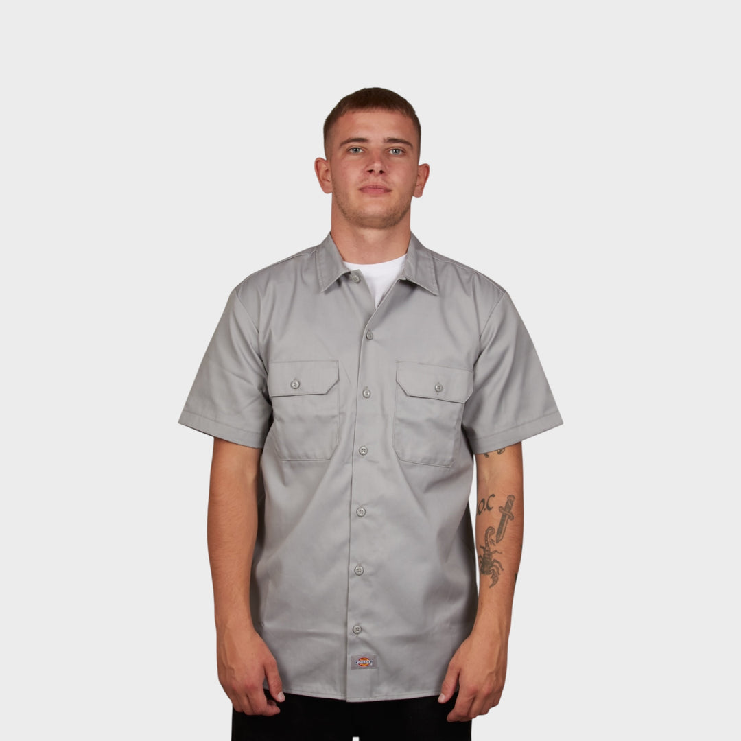 dickies-x-le-fix-kortaermet-skjorte-graa-front-model-2