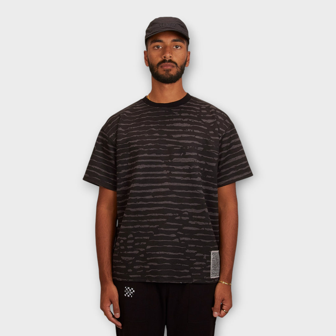 Grå/sort Le Fix K-Stripe Box T-shirt i box fit – Trendy t-shirt med box fit og striber i grå og sort, ideel til både casual og streetwear looks.