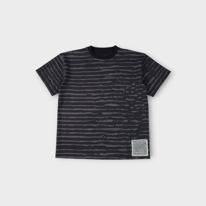 Le Fix K-Stripe Box T-shirt i grå/sort med stribedesign – Moderne t-shirt med grå og sorte striber fra Le Fix, perfekt til en afslappet og stilfuld hverdag.