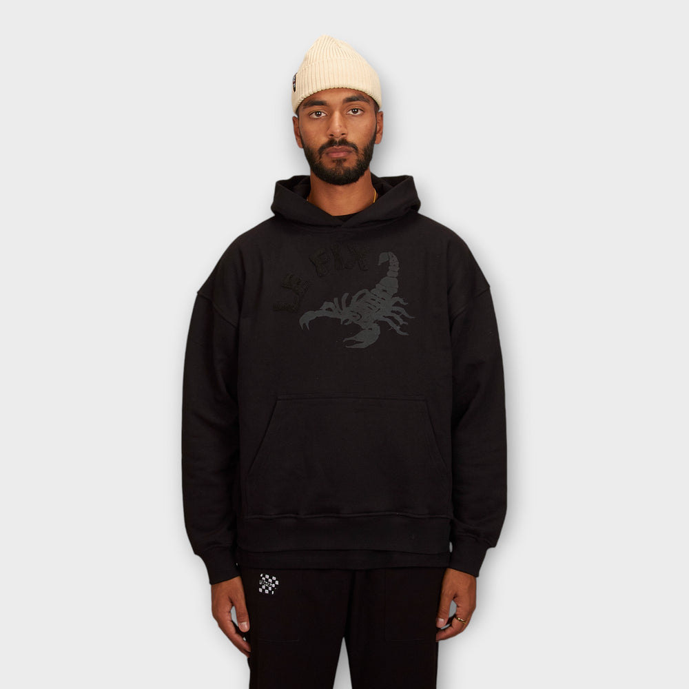 Lefix Scorpion Hoodie i sort med regular fit – Moderne hættetrøje med skorpiondesign, perfekt til både casual og streetwear.