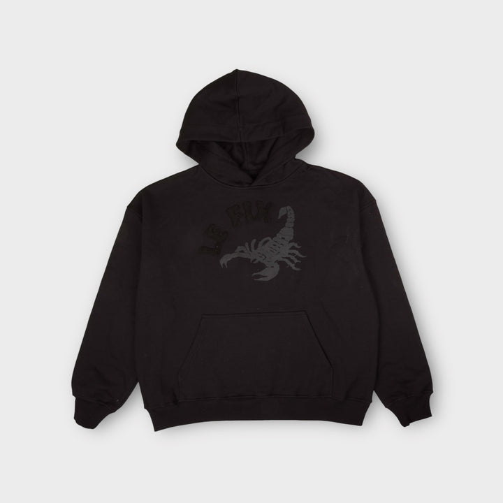 Sort Lefix Scorpion Hoodie med skorpionmotiv på brystet – Stilfuld hættetrøje i sort med unikt skorpionprint fra Lefix.