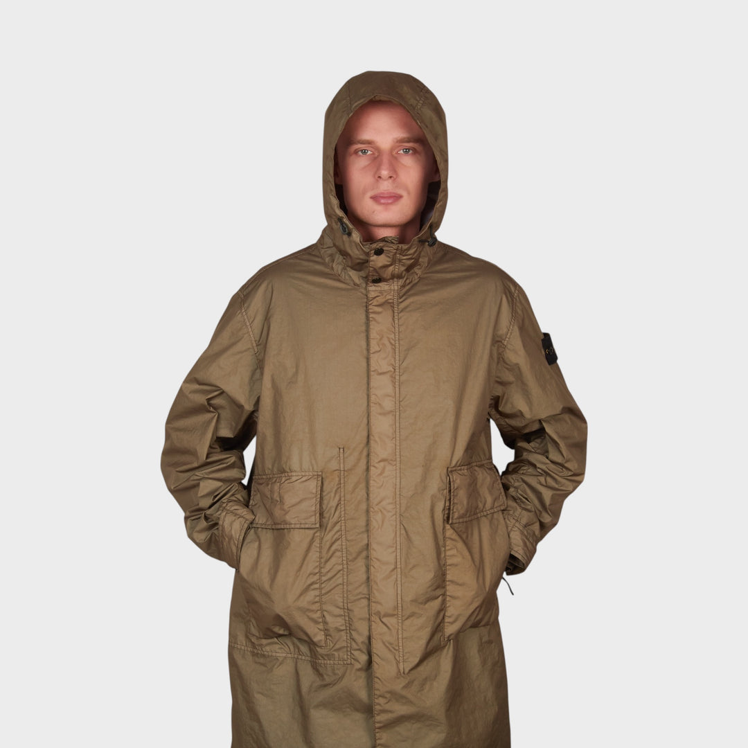 Skjult to-vejs lynlåslukning på Stone Island Membrana 3L TC Long Hooded Coat i Military Green.