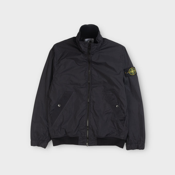 Stone Island Crinkle Reps Nylon Jacket i Navy set forfra med teknisk design.