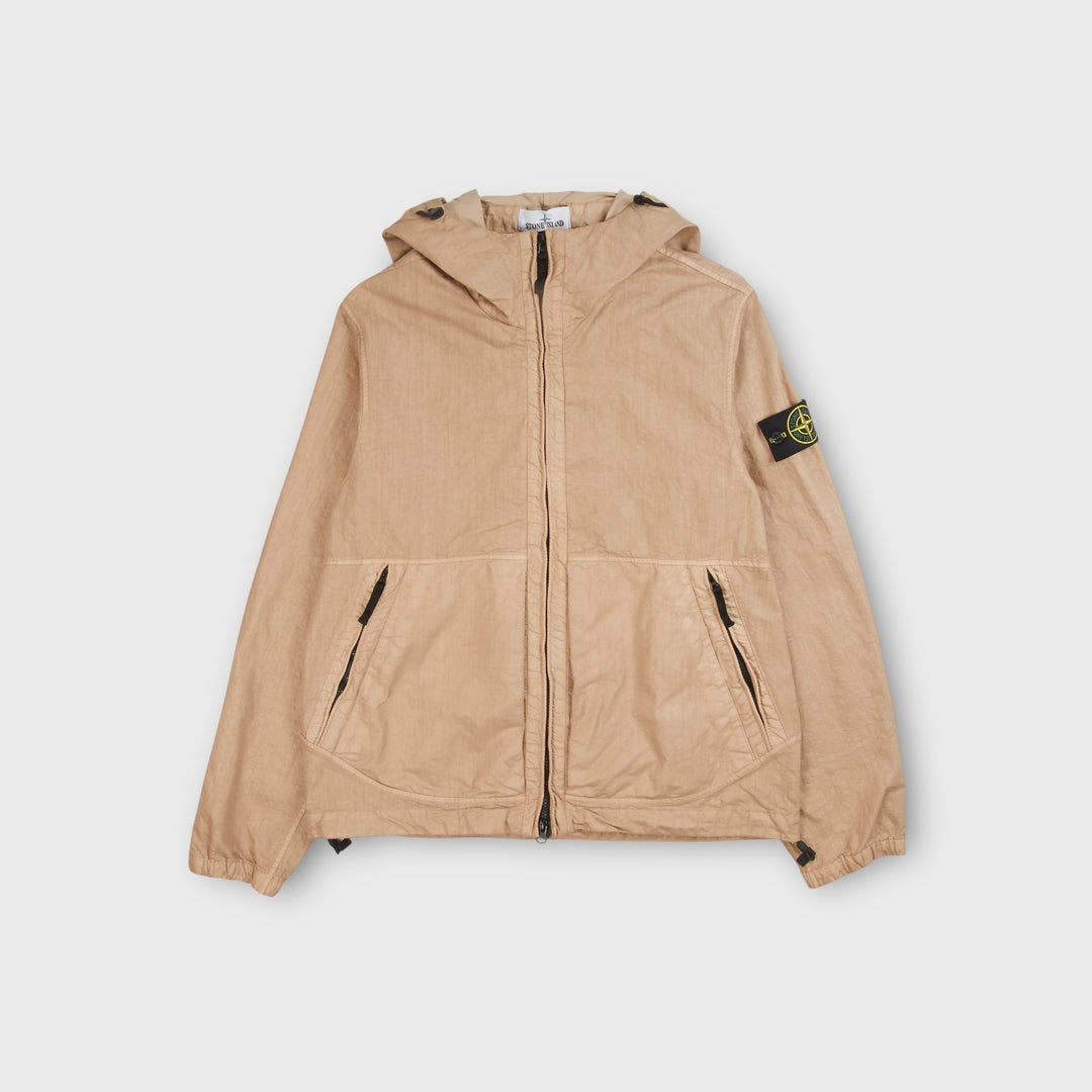 Stone Island Nylon Panama-TC Hooded Jacket i Desert set forfra med teknisk design.