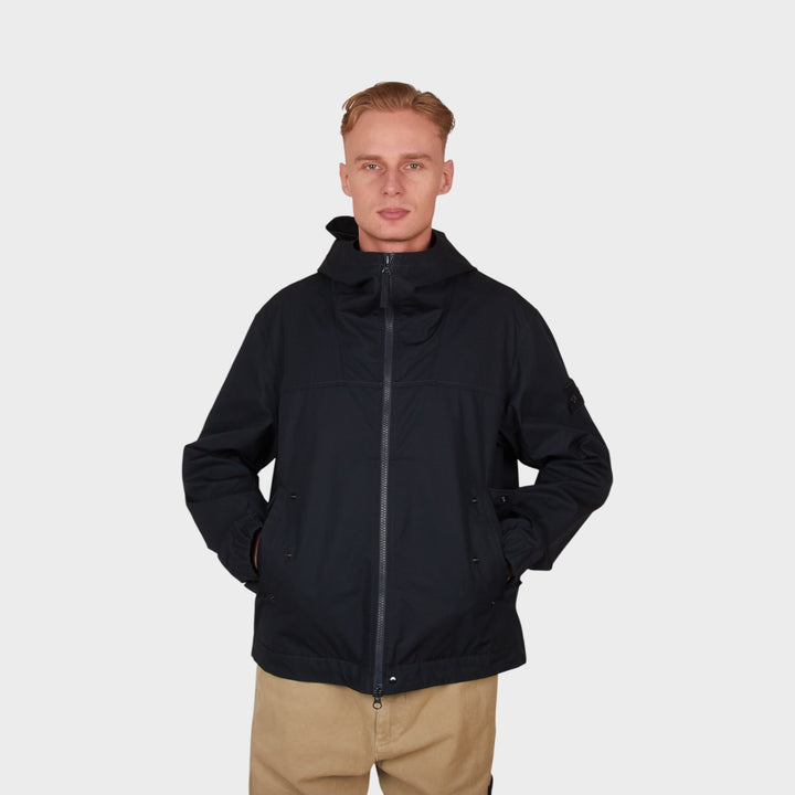 Detalje af Stone Island Ghost Windproof Breathable Jacket i Navy med teknisk finish.