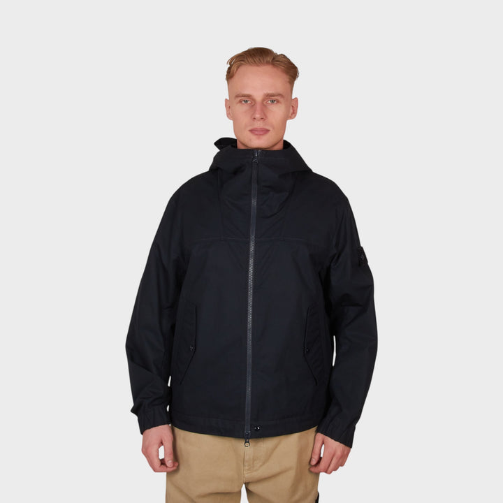 Sidesyn af Stone Island Ghost Windproof Breathable Jacket i Navy med let konstruktion.