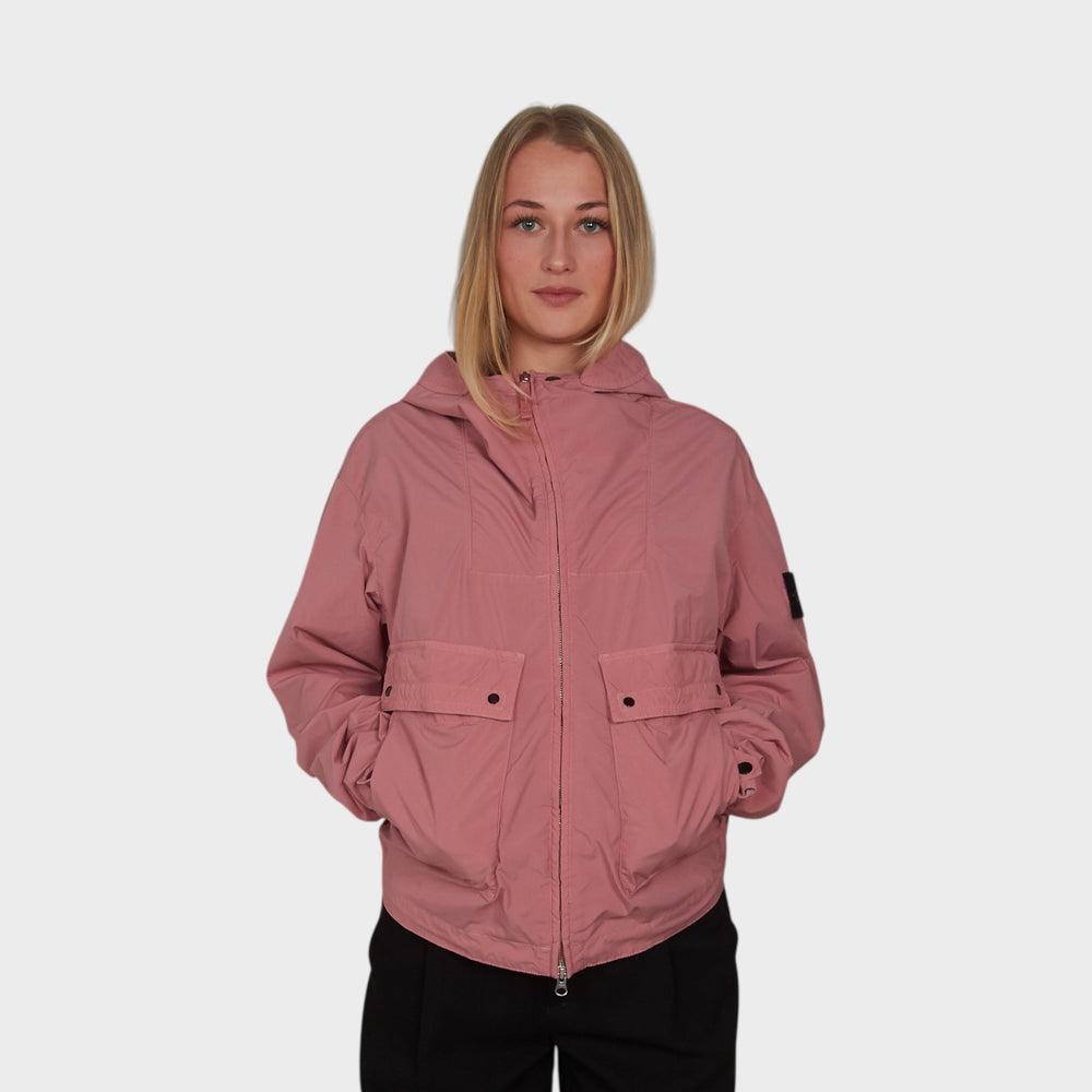 stone island jakke i oleander poly tc materiale med let konstruktion set forfra