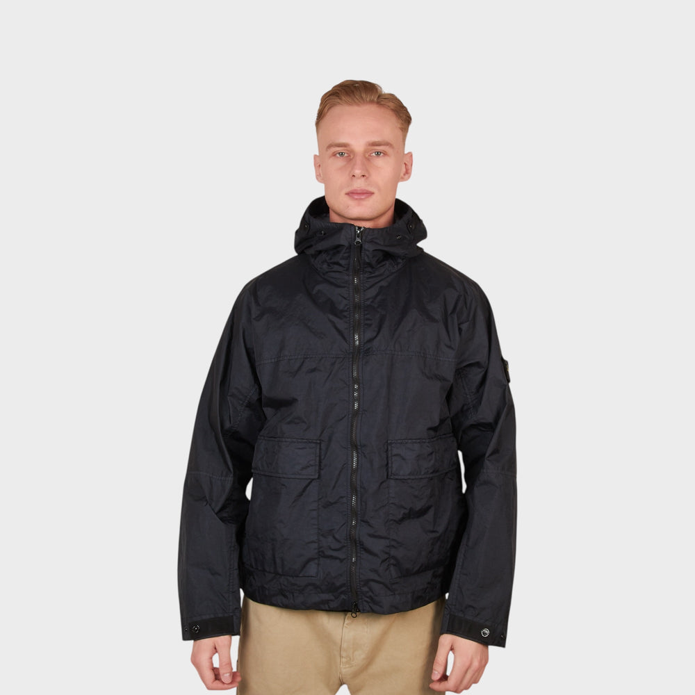 navy stone island jakke med hætte i teknisk membrana 3l materiale set forfra