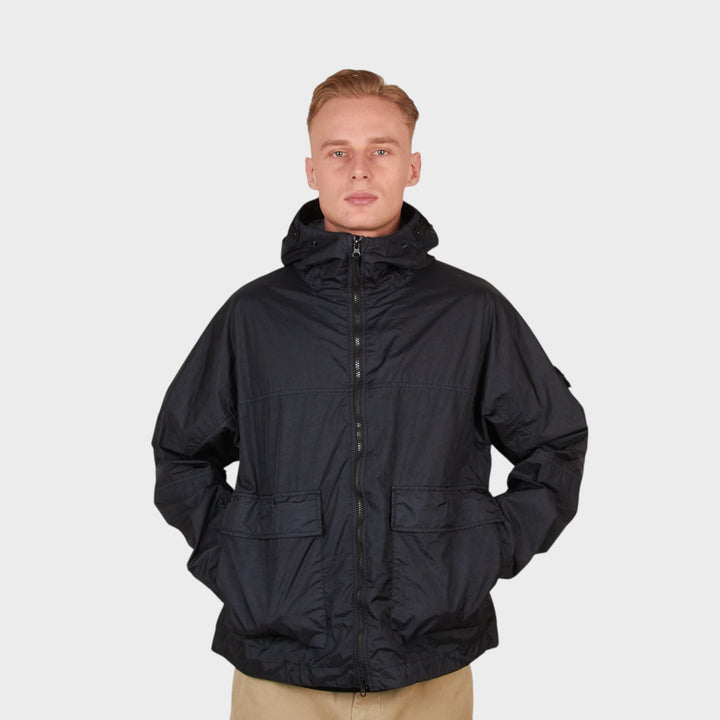 teknisk navy jakke fra stone island med vandafvisende egenskaber