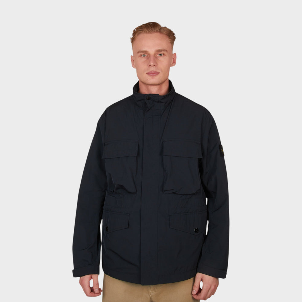stone island micro twill jakke i navy blue med let og teknisk design set forfra