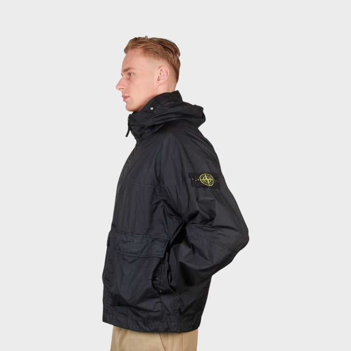 teknisk jakke i navy med hætte og lynlås fra stone island