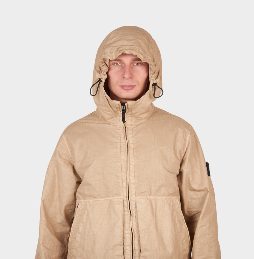 stone island hooded jacket i desert farve med nylon panama tc materiale set forfra