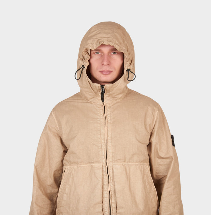 stone island hooded jacket i desert farve med nylon panama tc materiale set forfra