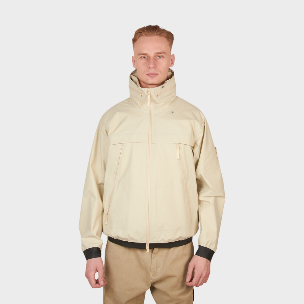 stone island stellina gore tex jakke i oats farve med teknisk design set forfra