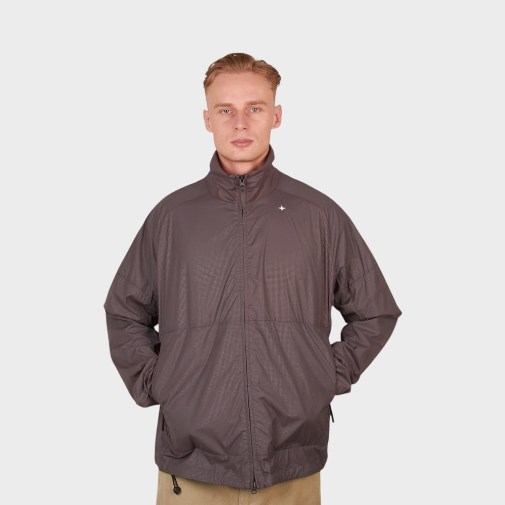 grå stone island stellina jakke i let stretch nylon med minimalistisk design set forfra