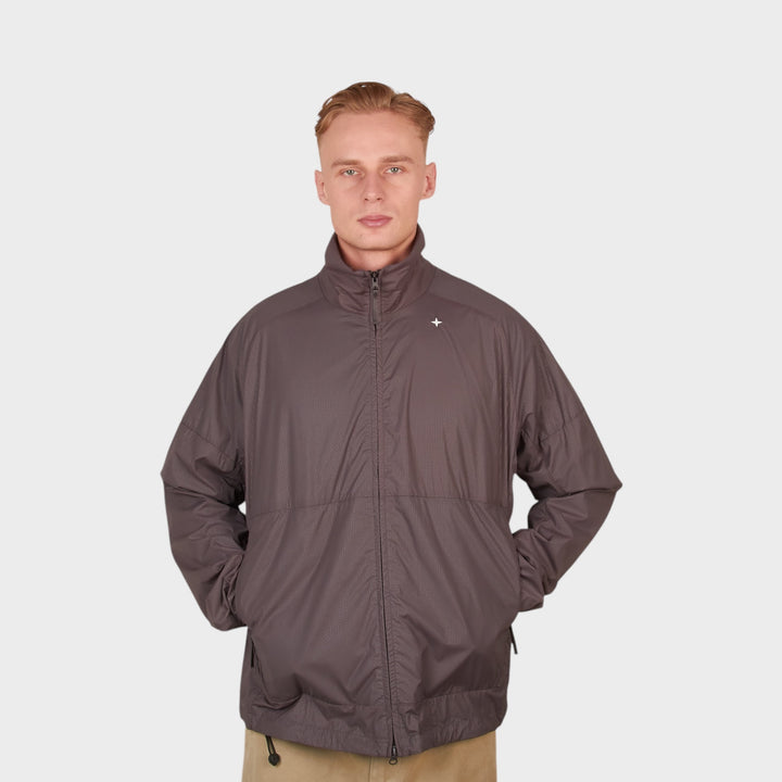 grå stone island stellina jakke i let stretch nylon med minimalistisk design set forfra