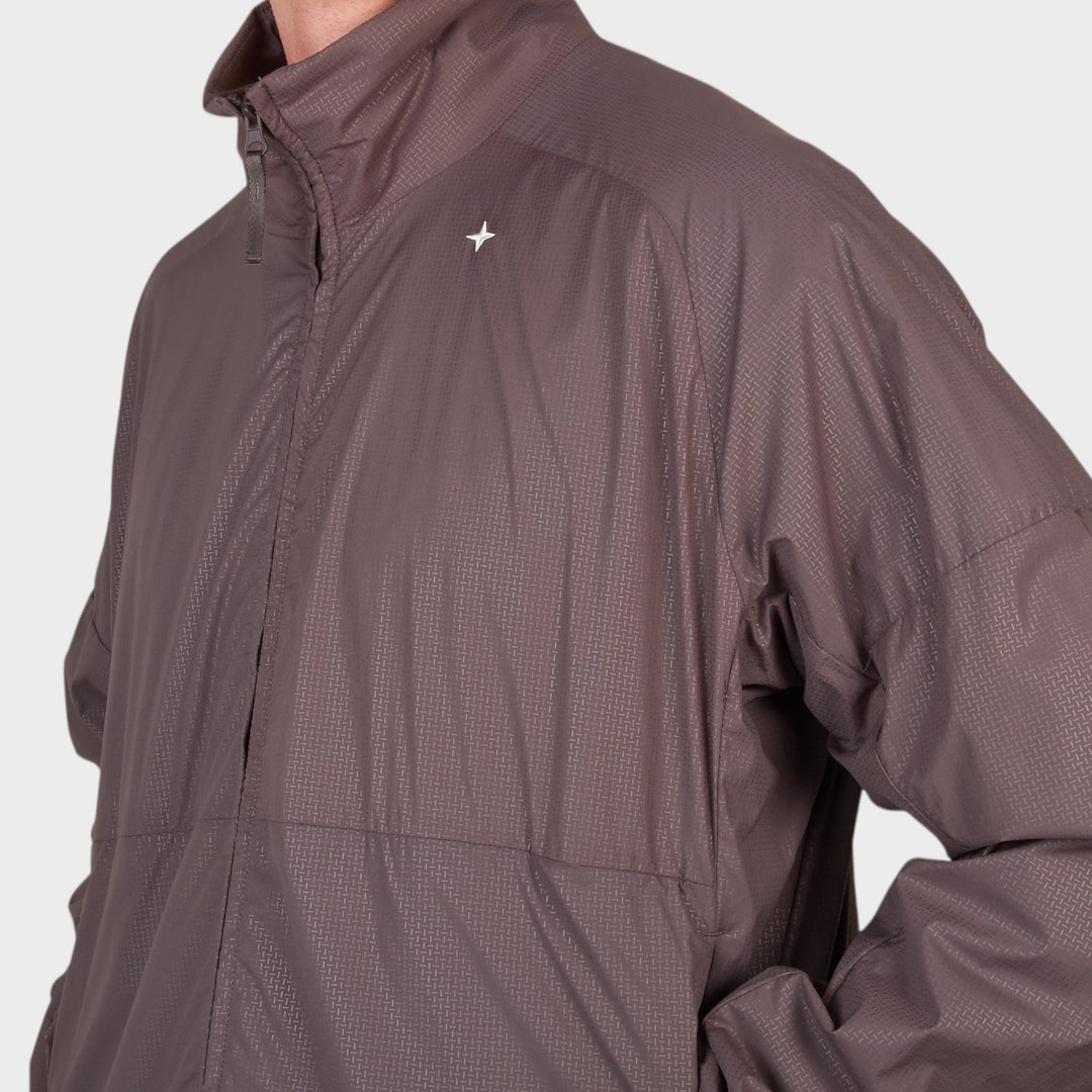 grå nylon jakke fra stone island med let og fleksibel konstruktion