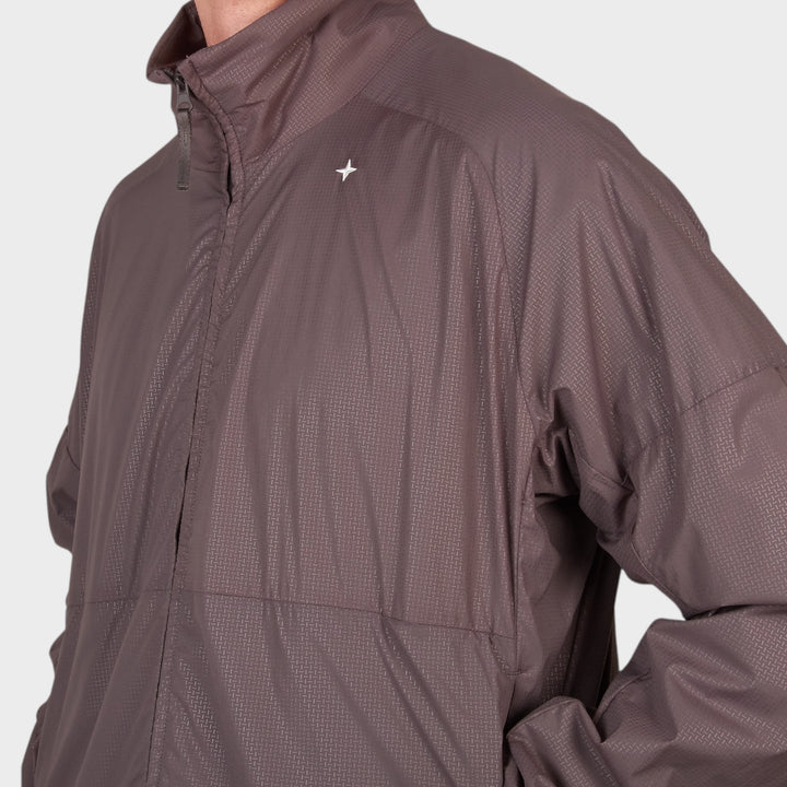 grå nylon jakke fra stone island med let og fleksibel konstruktion