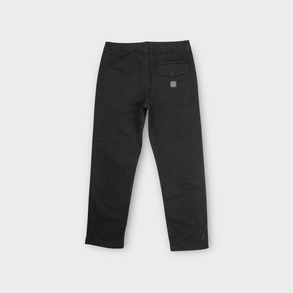 Stone Island Stretch Broken Twill Pants i sort set bagfra med ren silhuet.