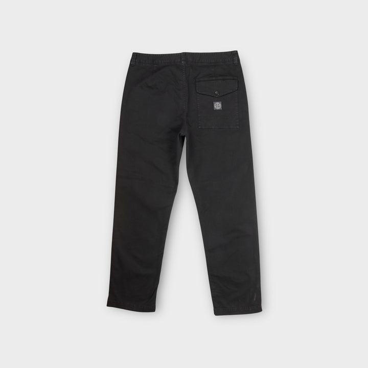 Stone Island Stretch Broken Twill Pants i sort set bagfra med ren silhuet.