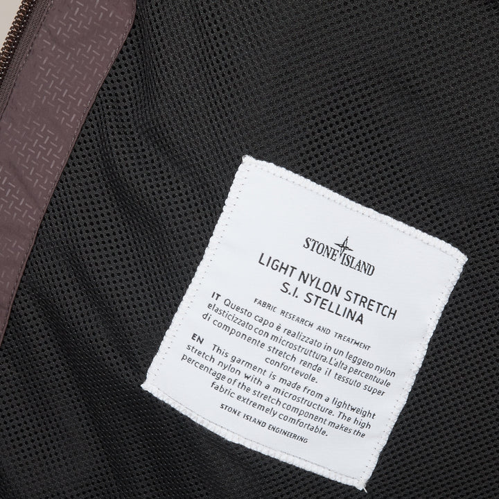grå stretch nylon jakke med teknisk design og komfortabel pasform