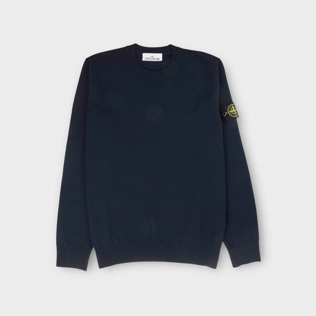 navy strik fra stone island i uld med klassisk crewneck design set forfra