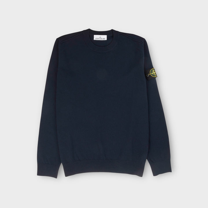 navy strik fra stone island i uld med klassisk crewneck design set forfra