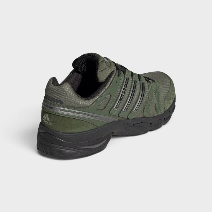 Adidas Adistar Control 5 i Base Green set skråt bagfra med hællogo og sort hælparti.