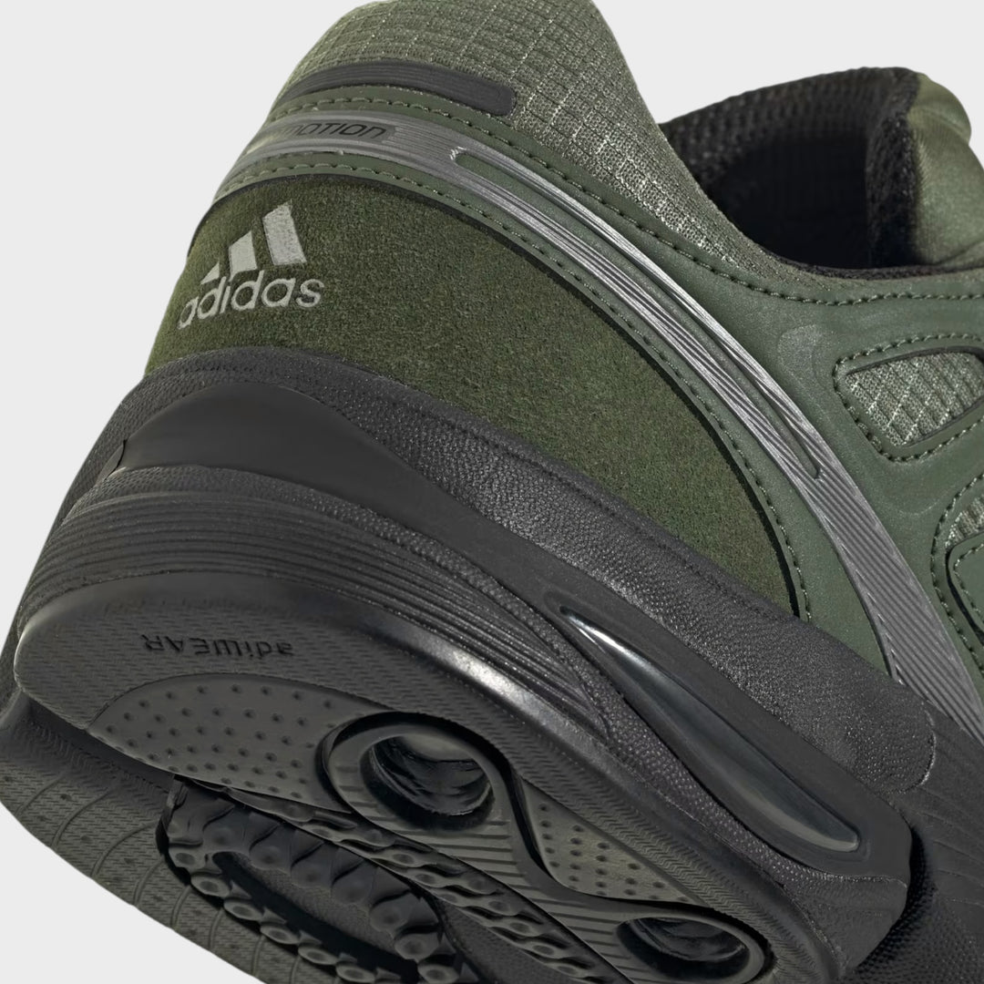 Nærbillede af hællogo, paneler og den sorte sål på Adidas Adistar Control 5 i Base Green.