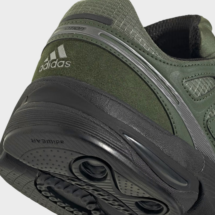 Nærbillede af hællogo, paneler og den sorte sål på Adidas Adistar Control 5 i Base Green.