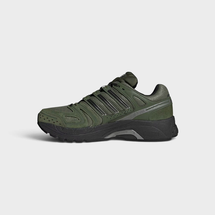 Adidas Adistar Control 5 i Base Green set fra indersiden med grøn overdel og sort sål.