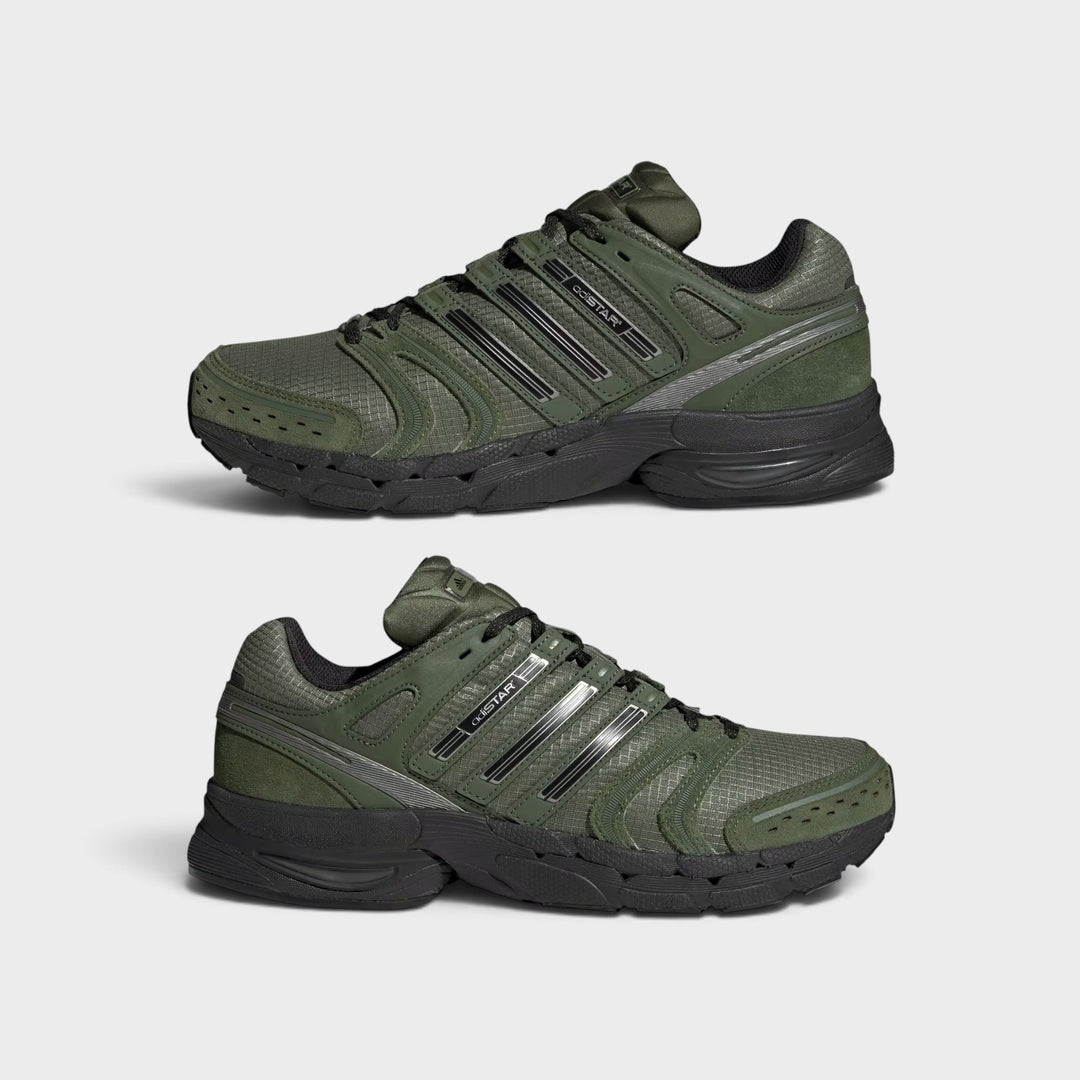 Et par Adidas Adistar Control 5 i Base Green med skoenes inder- og yderside vist over hinanden.