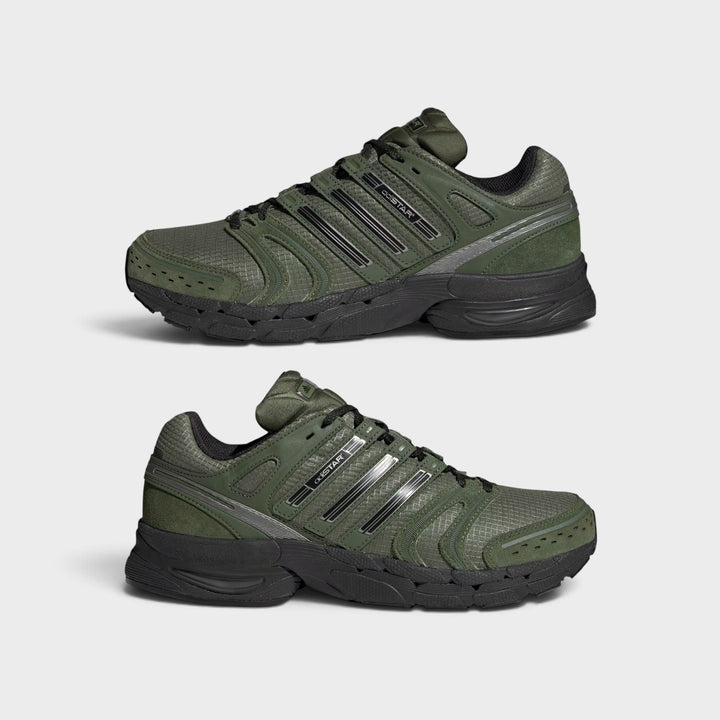 Et par Adidas Adistar Control 5 i Base Green med skoenes inder- og yderside vist over hinanden.