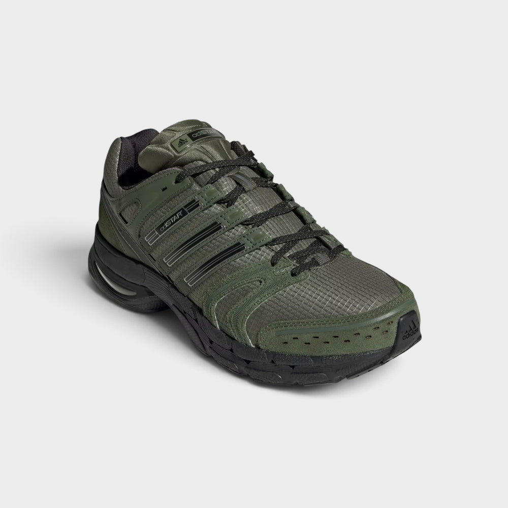 Adidas Adistar Control 5 i Base Green set skråt forfra med sorte snørebånd og lagdelte paneler.