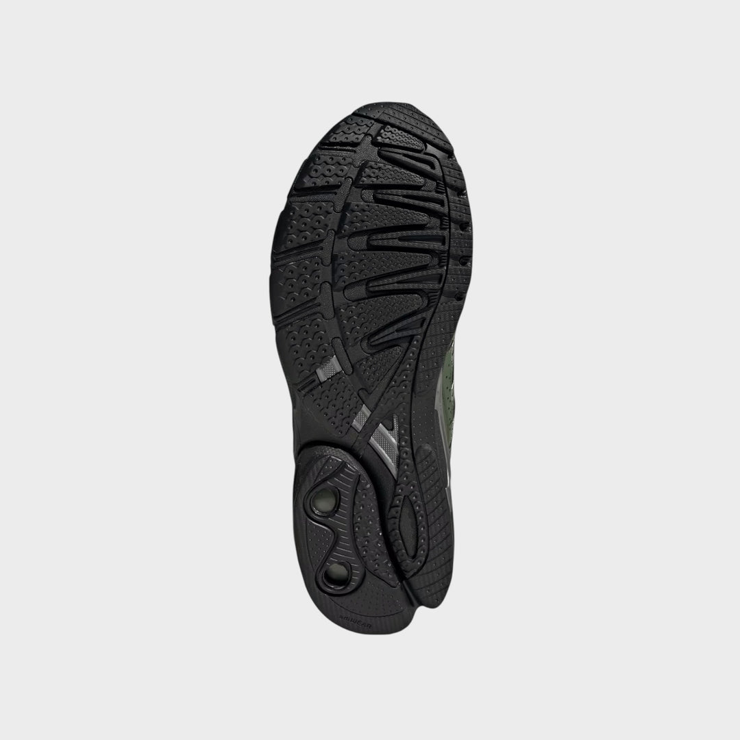 Den sorte, mønstrede ydersål på Adidas Adistar Control 5 i Base Green vist nedefra.