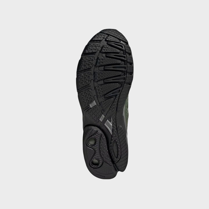 Den sorte, mønstrede ydersål på Adidas Adistar Control 5 i Base Green vist nedefra.