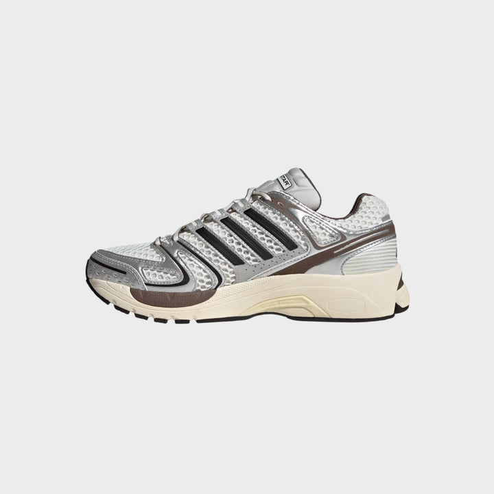 Adidas Adistar Control 5 sneakers i Cloud White, Black og White vist i helhed med komfortabel pasform.