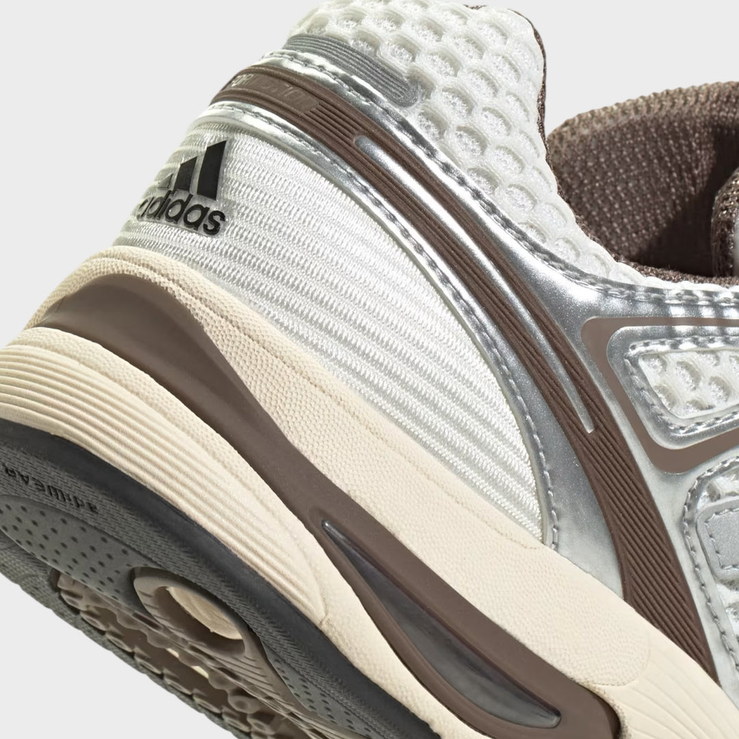 Top view af Adidas Adistar Control 5 sneakers i Cloud White, Black og White med snørelukning.